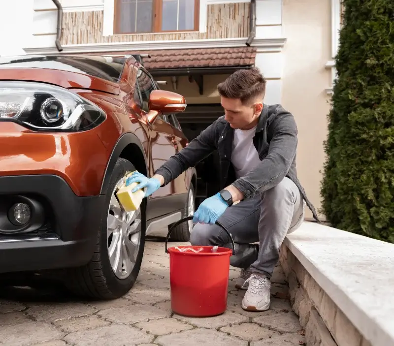Lavage auto à domicile Le Quesnoy : professionnel intervenant sur un véhicule